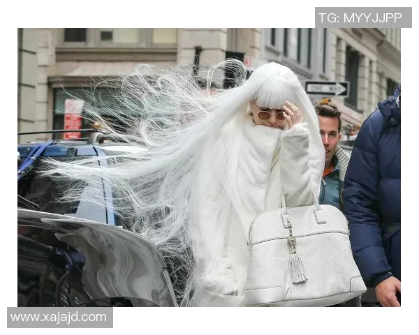 黑人足球明星大胆尝试白发造型引发热议时尚潮流新趋势